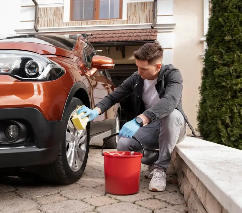 Lavage auto à domicile Mialet : professionnel intervenant sur un véhicule
